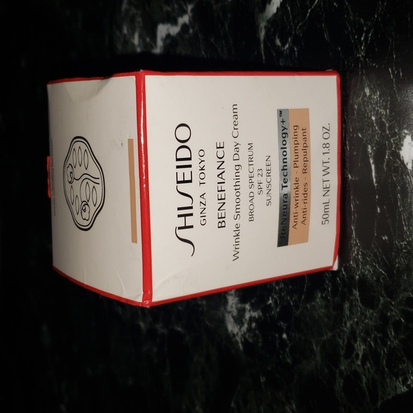 Shiseido Benefiance Wrinkle Smoothing  Day Cream 1.8 OZ + Red Bag - Picture 6 of 9